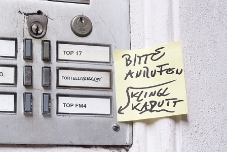© Radio FM4 Bild einer Türklinglanglage: Auf einer Klingl steht Top FM4